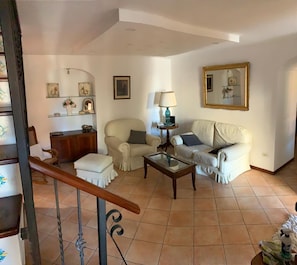 Traditional House | Living area | 40-inch flat-screen TV with digital channels