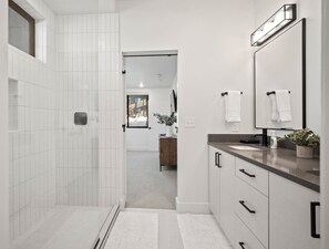 Shower, hair dryer, towels - Wolf Creek Golf Condo w/ Stunning Mountain Views (Eden)
