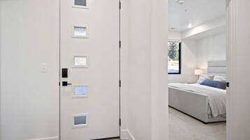 2 habitaciones, tabla de planchar con plancha, wifi y ropa de cama