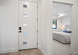 2 habitaciones, tabla de planchar con plancha, wifi y ropa de cama