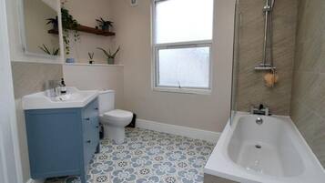 Séchoir à cheveux, serviettes fournies, savon, papier de toilette