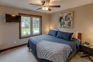 6 bedrooms, desk, iron/ironing board, WiFi - The Lakeside On North Long (Merrifield)