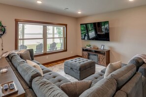 Smart TV, fireplace, video games - The Lakeside On North Long (Merrifield)
