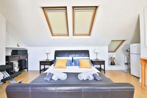 4 slaapkamers, een bureau, een strijkplank/strijkijzer, wifi