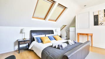 4 bedrooms, desk, iron/ironing board, WiFi