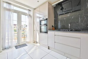 Een koelkast, een microgolfoven, een oven, een kookplaat
