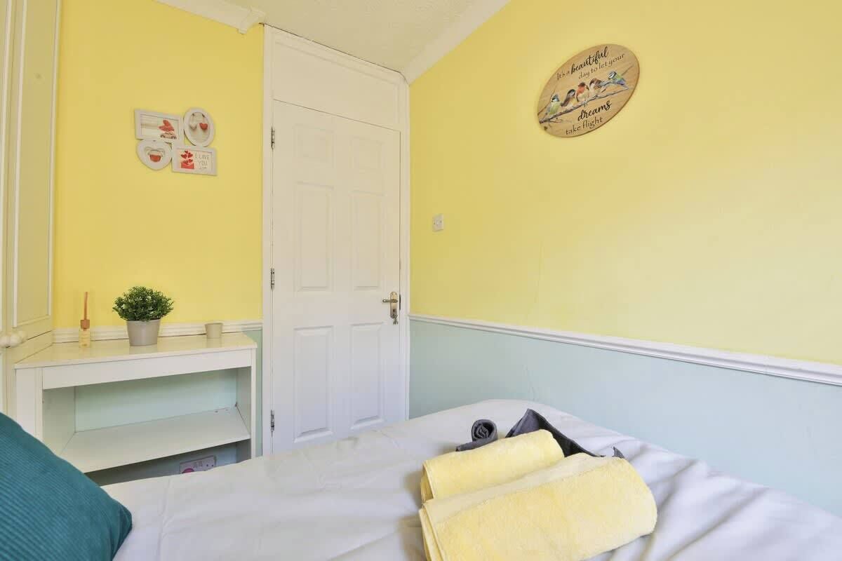 4 bedrooms, desk, iron/ironing board, WiFi