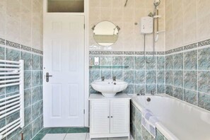 Een douche, handdoeken, shampoo