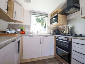 Fridge, microwave, toaster, cookware/dishes/utensils - Meadow 46 (Newquay)