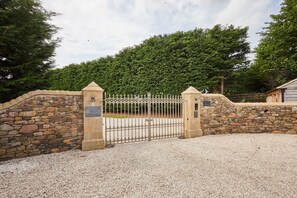 Property grounds - Host & Stay | Glenridge House Retreat (Doddington)