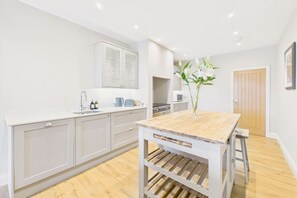 Réfrigérateur, four à micro-ondes, un four, surface de cuisson