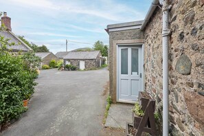 Exterior - Host & Stay | Bell Cottage (Kirknewton)