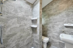 Dusche, Haartrockner, Handtücher, Shampoo
