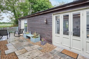 Outdoor dining - Host & Stay | Kestrel Cottage (Happisburgh)