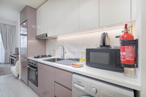 Kühlschrank, Mikrowelle, Ofen, Herdplatte