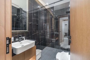Shower, hair dryer, towels, soap - Free housekeeping visits during your stay - StayShort - Modern & Bright 1BR in JVC Balcony Sleeps 4 (Jumeirah Village Circle)