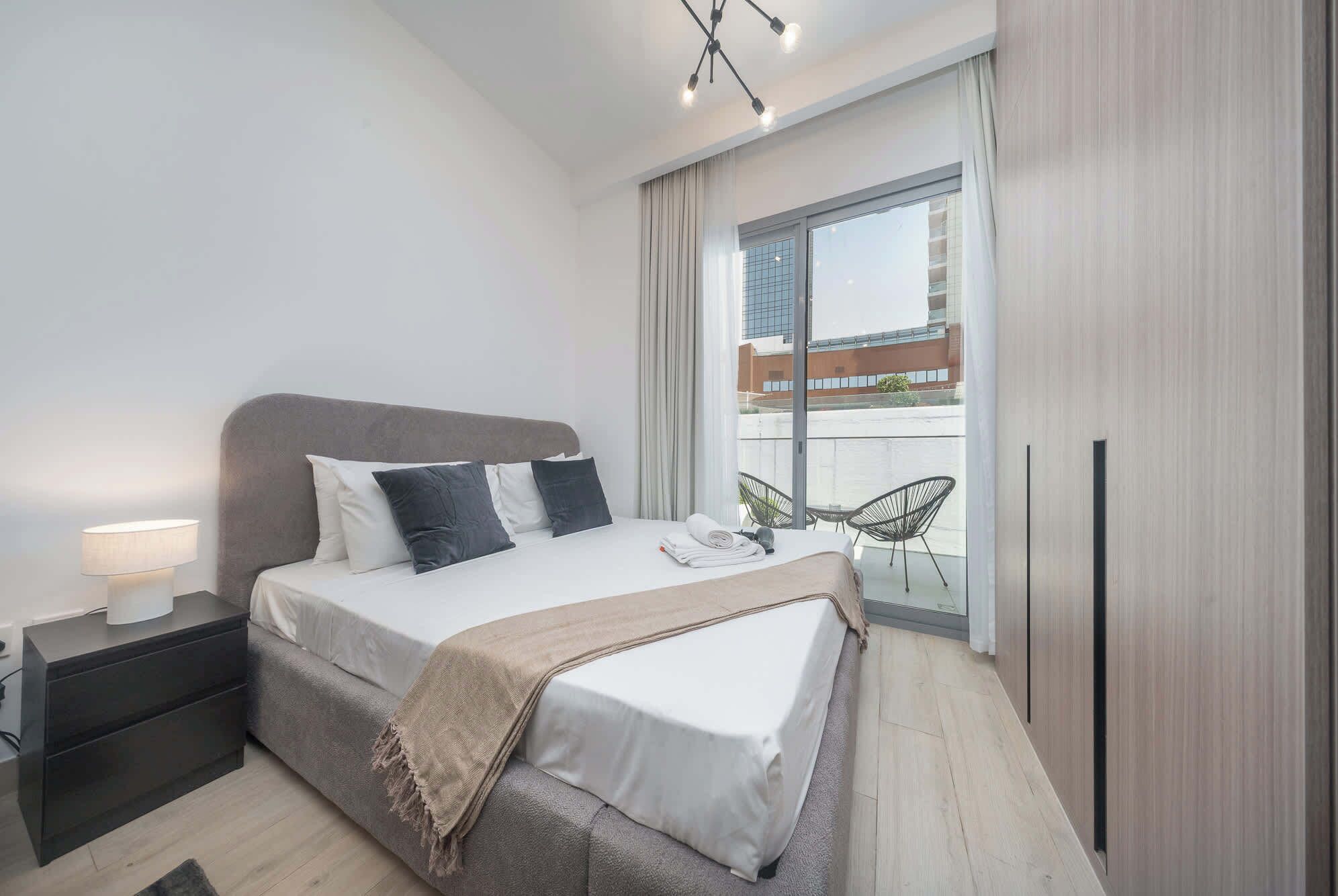 Desk, iron/ironing board, WiFi, bed sheets