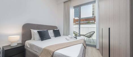 Desk, iron/ironing board, WiFi, bed sheets