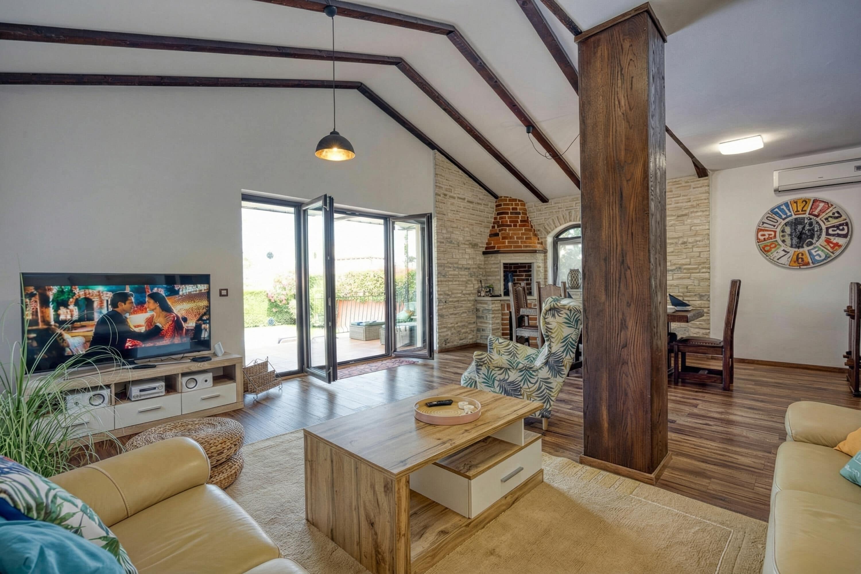 Villa estándar, varias habitaciones (Villa Kristina with Pool) | Área de sala de estar | Smart TV de 32 pulgadas con canales digitales y chimenea 