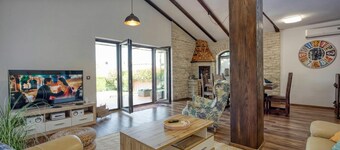 Villa Kristina With Pool