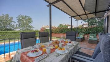 تناول الطعام بالخارج