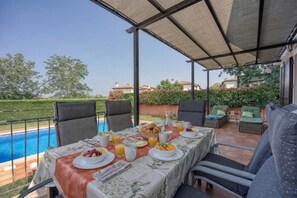 Outdoor dining - Villa Kristina With Pool (Tar-Vabriga)