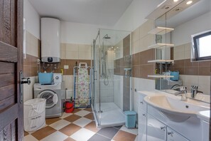 Standard Villa, Multiple Bedrooms (Villa Kristina with Pool) | Bathroom | Separate tub and shower, towels, soap, shampoo - Villa Kristina With Pool (Tar-Vabriga)