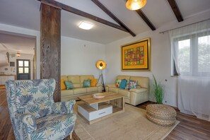 Villa Standard, camere multiple (Villa Kristina with Pool) | Area soggiorno | Smart TV 32 pollici con canali digitali, caminetto