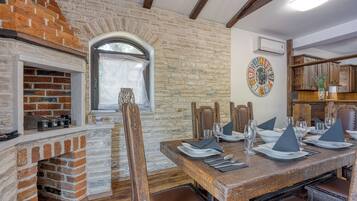 Vila standard, 3 quartos, sacada (Villa Kristina with Pool) | Opções para refeição