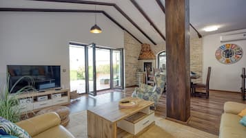 Villa – standard, flere soverom (Villa Kristina with Pool) | Oppholdsområde | En 32-tommers smart-TV med digitale kanaler samt peis