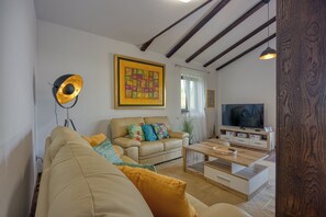 Villa Standard, camere multiple (Villa Kristina with Pool) | Area soggiorno | Smart TV 32 pollici con canali digitali, caminetto