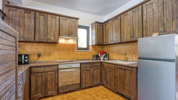 Standard-Villa, 3 Schlafzimmer (Villa Kristina with Pool) | Eigene Küche | Kühlschrank, Mikrowelle, Ofen, Herdplatte