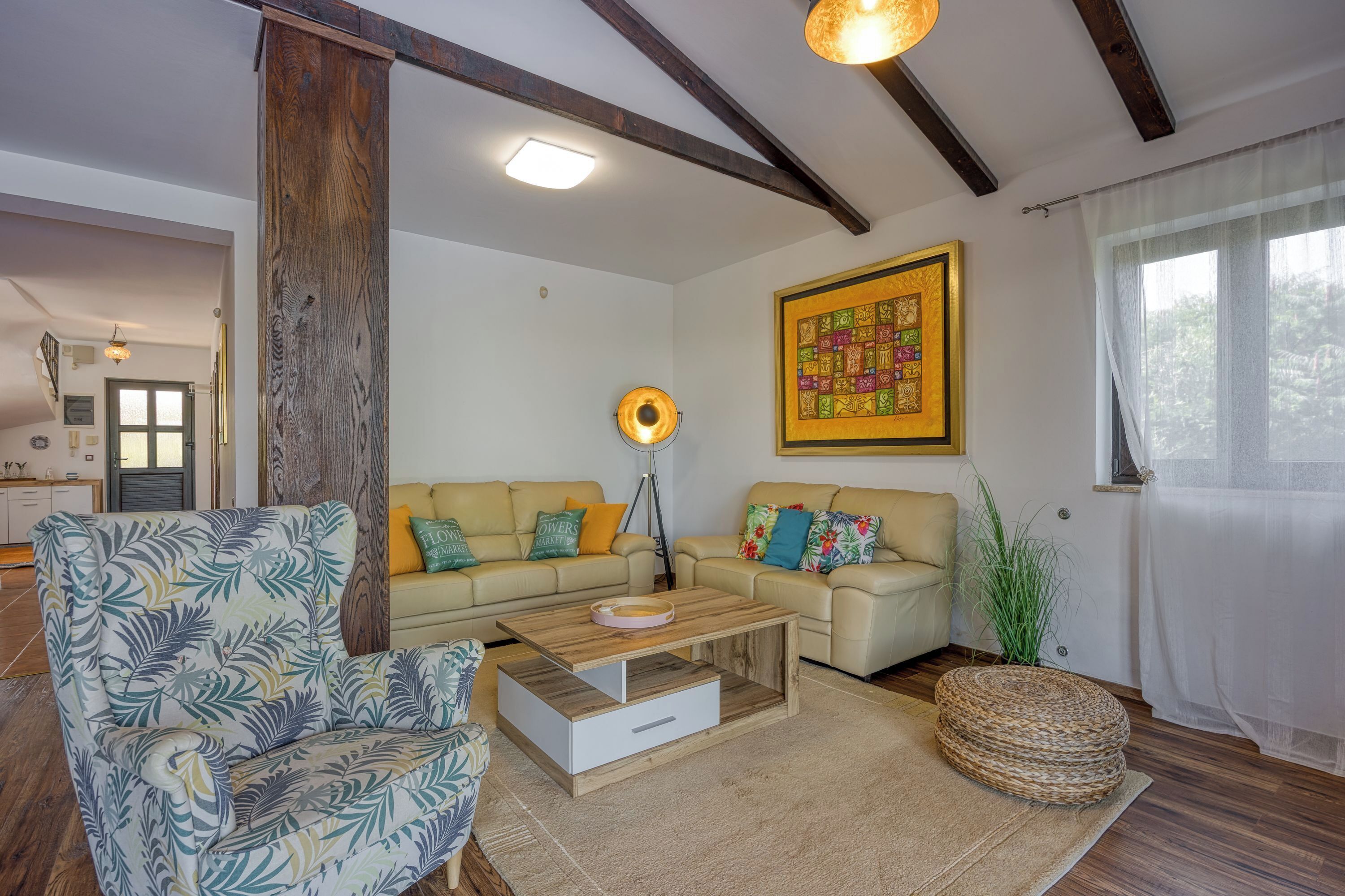 Villa Standard, plusieurs chambres (Villa Kristina with Pool) | Coin séjour | TV connectée de 32 pouces avec chaînes numériques, cheminée