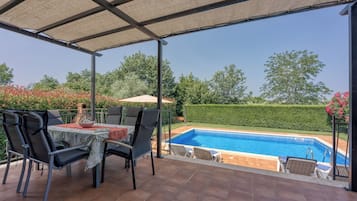 Vila standard, vários quartos (Villa Kristina with Pool) | Opções para refeição ao ar livre