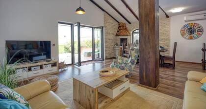 Villa Kristina With Pool