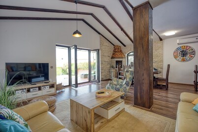 Villa Kristina With Pool