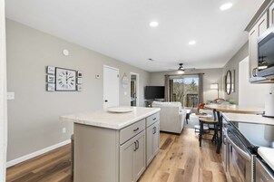 Condo, Multiple Beds, Balcony, Mountain View (Modern Comfort Retreat) | Interior
