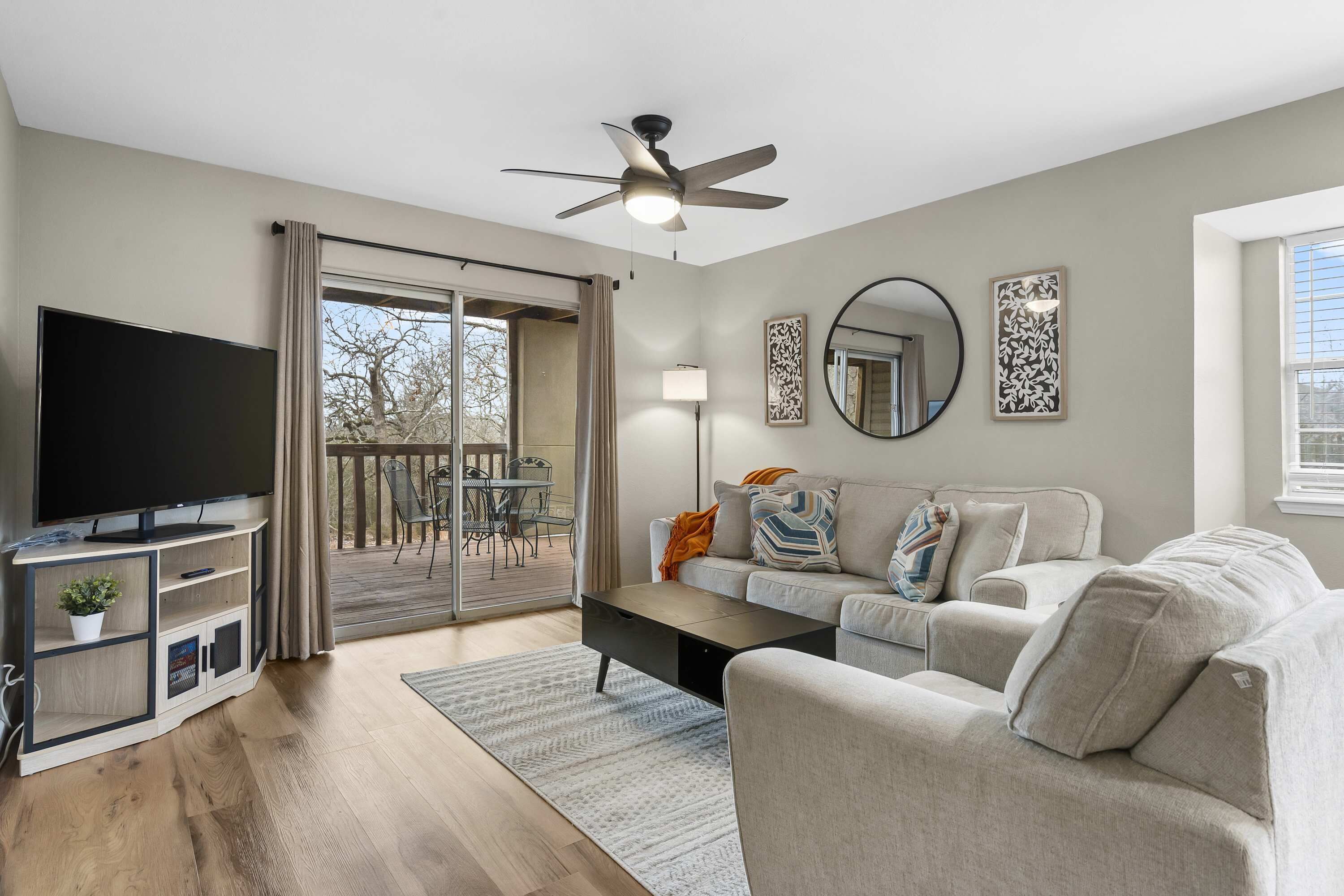 Condo, varias camas, balcón, vista a la montaña (Modern Comfort Retreat) | Área de sala de estar | Televisión de pantalla plana de 42 pulgadas con canales digitales 