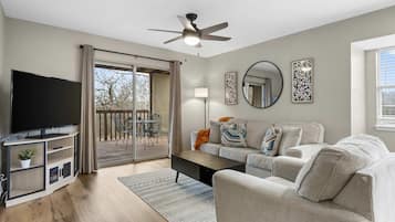 Condo, Plusieurs lits, balcon, vue sur la montagne (Modern Comfort Retreat) | Aire de séjour | Téléviseur à écran plat de 42 po avec télévision numérique