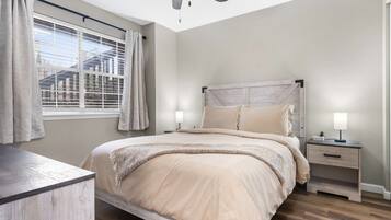 Condo, Plusieurs lits, balcon, vue sur la montagne (Modern Comfort Retreat) | 2 chambres, décor unique, ameublement unique