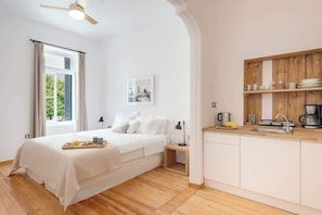1 habitación, tabla de planchar con plancha, cuna de viaje y wifi