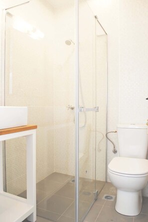 Dusj, hårføner, håndklær og sjampo