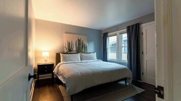 3 bedrooms, desk, iron/ironing board, travel crib