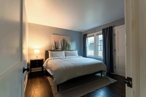 3 bedrooms, desk, iron/ironing board, travel cot - Modern North Portland Haven (Portland)