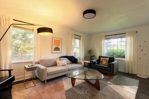 TV - Modern North Portland Haven (Portland)