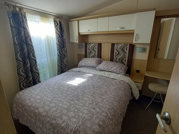 2 yatak odası, ayrı ayrı dekore edilmiş, ayrı ayrı döşenmiş 