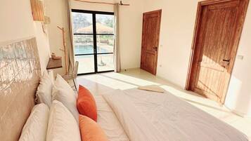 4 dormitorios, escritorio, tabla de planchar con plancha y cuna de viaje