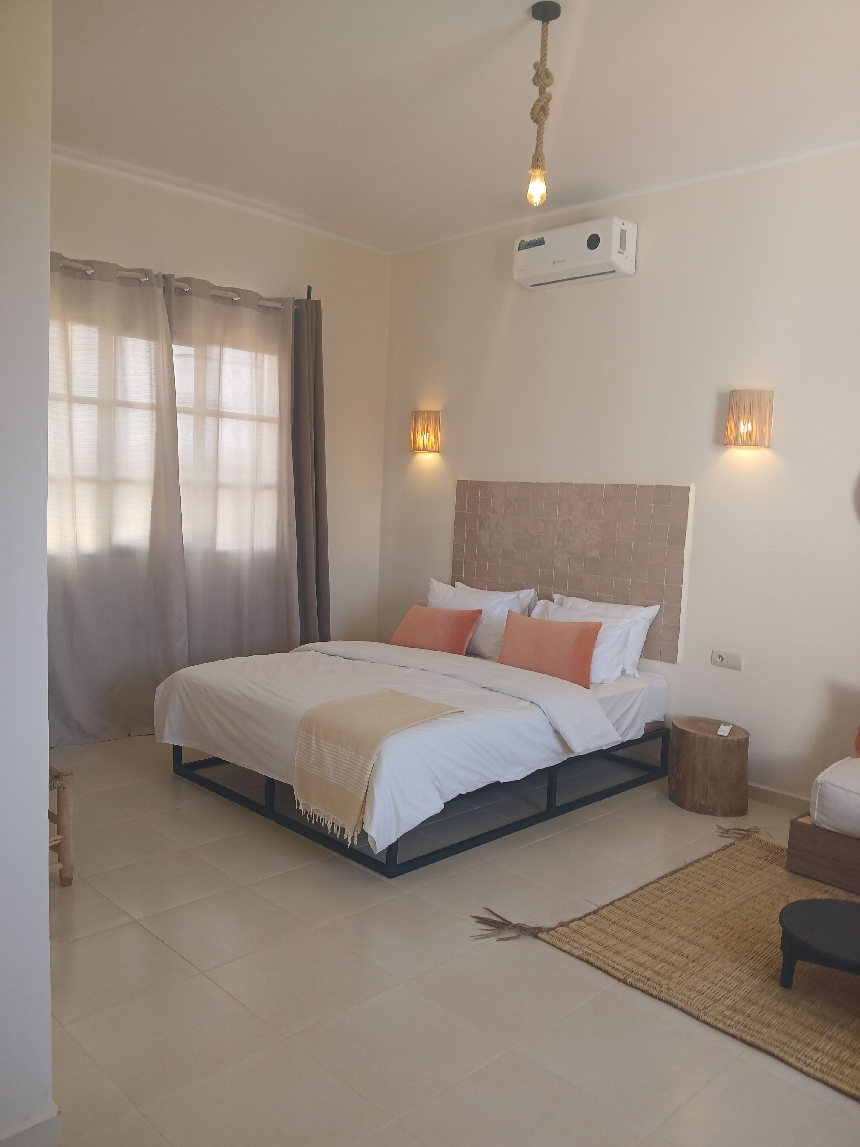 4 slaapkamers, een bureau, een strijkplank/strijkijzer, reisbedje