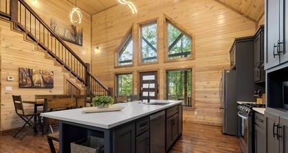 Cozy Cabin with Hot Tub, Fire Pit & Arcade Games