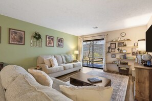 Appart'hôtel, plusieurs lits, patio, vue montagne (Mossy Pines of the Ozarks) | Coin séjour | Télévision à écran plat de 42 pouces avec chaînes numériques